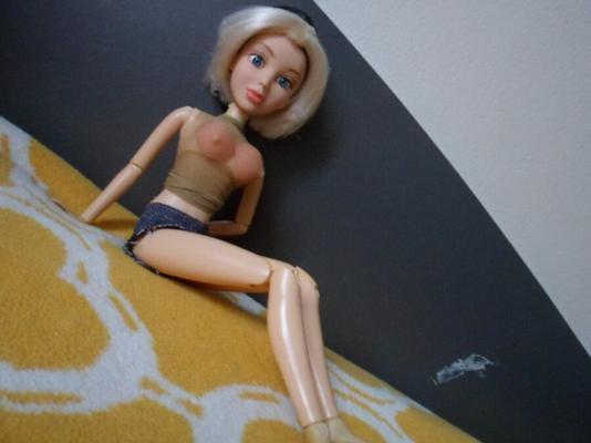 Sexy blonde Puppe mit großen Titten trägt Jeansrock