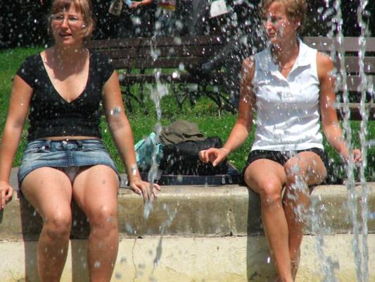 2020.12.27 Chicas atrapadas al aire libre en público bajo la falda