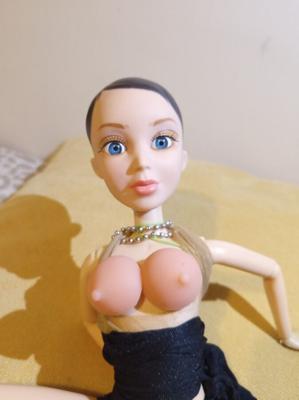 Sexy Sexpuppenfigur mit großen Titten