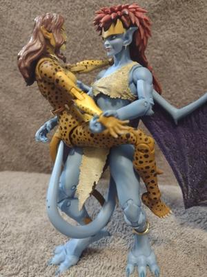 Demona et Cheetah, action de pieds lesbiens mouillés