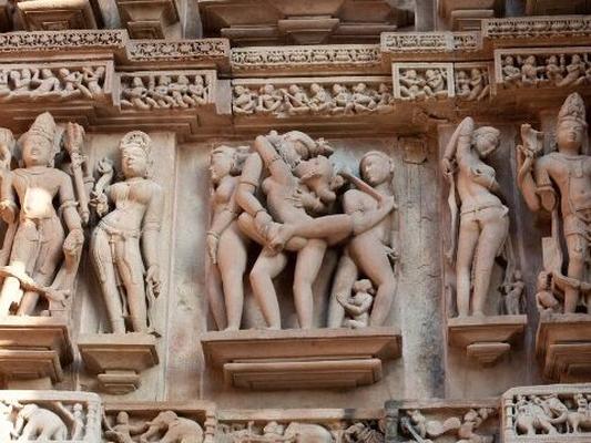 ESCULTURAS ERÓTICAS CALIENTES del TEMPLO DE KHAJURAO en INDIA)