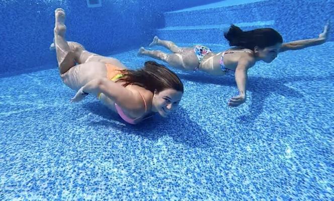 Pareja swingin'>>Tori se encuentra con lesbianas en la piscina