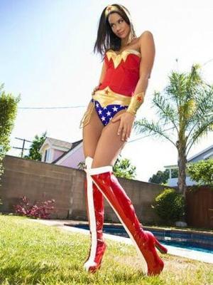 wwe diva aj lee como superheroína mujer maravilla