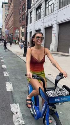 Balade à vélo avec ses seins dehors