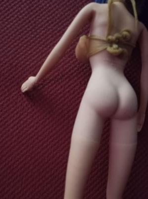 Sexy MILF-Puppe mit großen Titten trägt Mini-Kurz-Sexy-Arsch-Detail