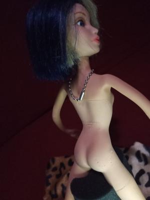 Sexy Bimbo Doll Hot Ass chevauche une bite