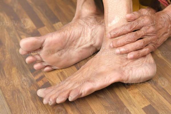 Deliciosas uñas de los pies de abuela naturales