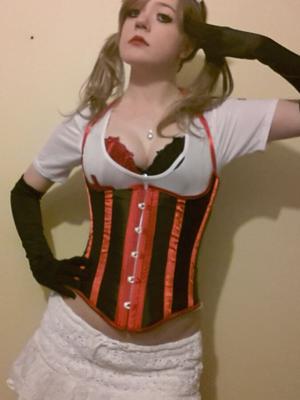 Daisy, blonde chaude, cosplayeuse